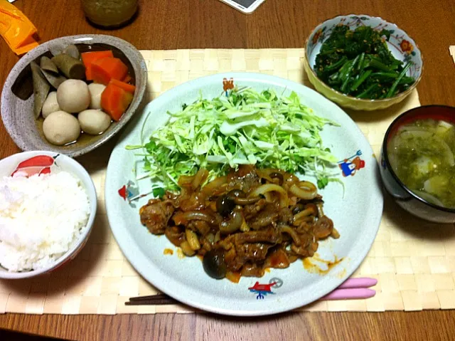 Snapdishの料理写真:ポークチャップ、根菜の煮物、ほうれん草の胡麻和え、お味噌汁。|Angie44さん