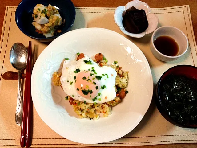 晩ご飯。大葉にんにく醤油炒飯の目玉焼き乗せ(ウィンナ、にんじん、ねぎ)、里芋の梅サラダ、きくらげのしゃぶしゃぶ、レタスと海苔の中華スープ。|himaさん