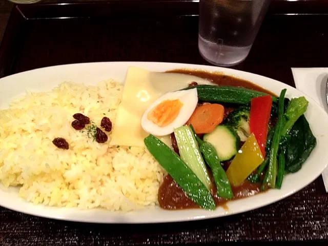 本日のカレー。野菜の下に、豚肉の竜田揚げが隠れております。とても旨い！！|ひろぱげさん