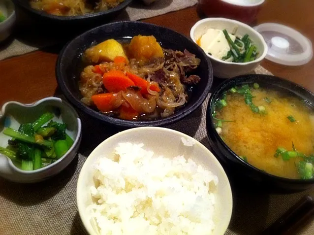 肉ジャガと小松菜ナムルと湯豆腐と春菊のみぞれポン酢。|takeharuさん