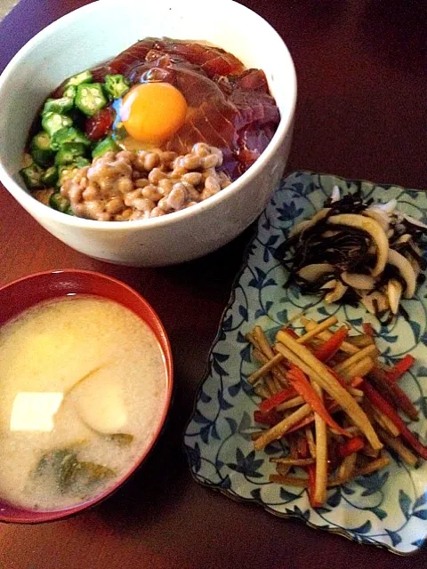 スタミナ丼、きんぴらごぼう、玉ねぎと塩昆布の酢の物、なめこの味噌汁|taichiさん