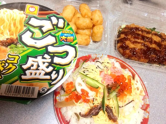 #夕飯 ごっつ盛りコク豚骨、ちらし寿司、カツ、ハッシュドポテト。食べ過ぎた！|ms903さん