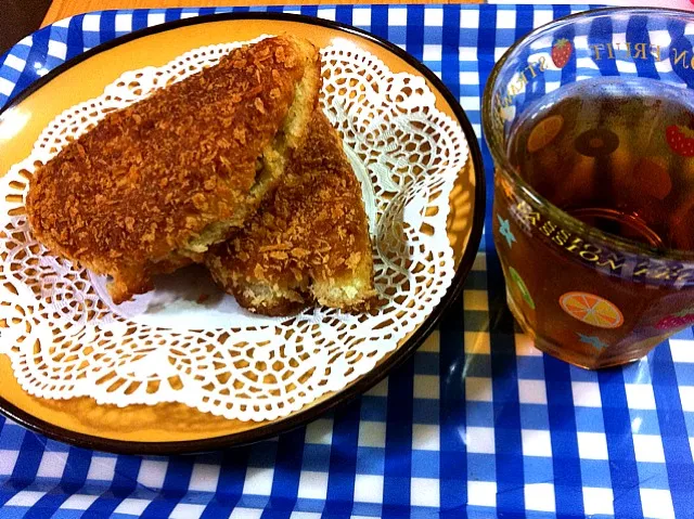 Snapdishの料理写真:昨日の夕飯の残りでカレーパン(^^)|みなさん