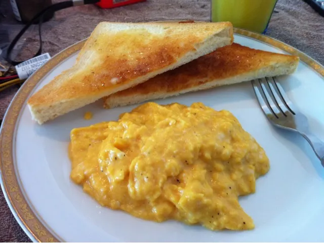 20 minute scrambled eggs & goat cheese.|Chris Shannonさん