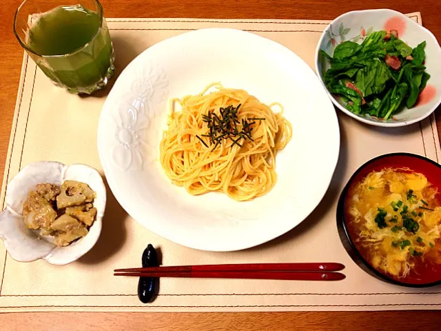 晩ご飯。明太子パスタ、蓮根の肉味噌炒め、ほうれん草とベーコンのサラダ、かき玉汁。|himaさん