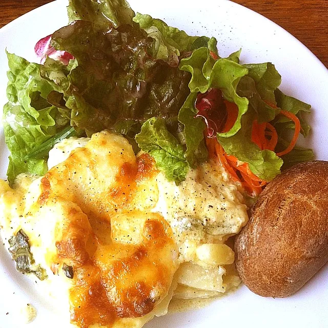 今日のランチ。鱈とポテトのグラタン&自家製パン&サラダ&ニンジンピクルス|Yukaさん