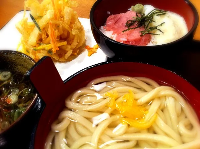 釜揚げうどんと山かけ丼のセット、野菜かき揚げ。えーっと、端的に言うなら食べ過ぎです。|liccaさん