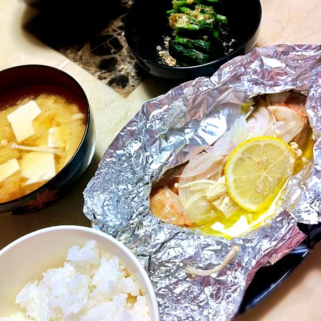 Snapdishの料理写真:鮭のホイル蒸し、味噌汁、ほうれん草|wakanowさん