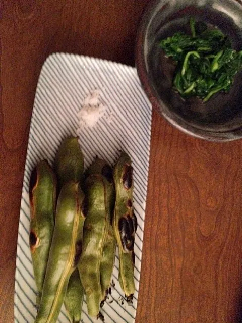 初物、そら豆焼。ニラのお浸し、ごま油かけ。|永山食堂さん