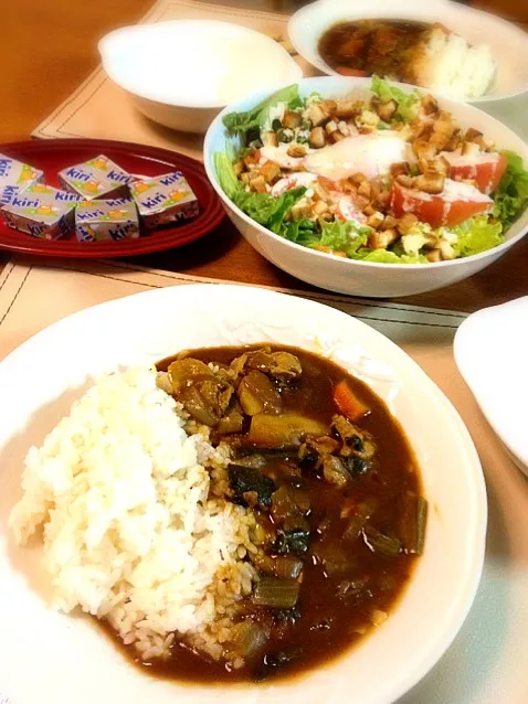 晩ご飯。カレーライス、シーザーサラダ、クリームチーズ。|himaさん