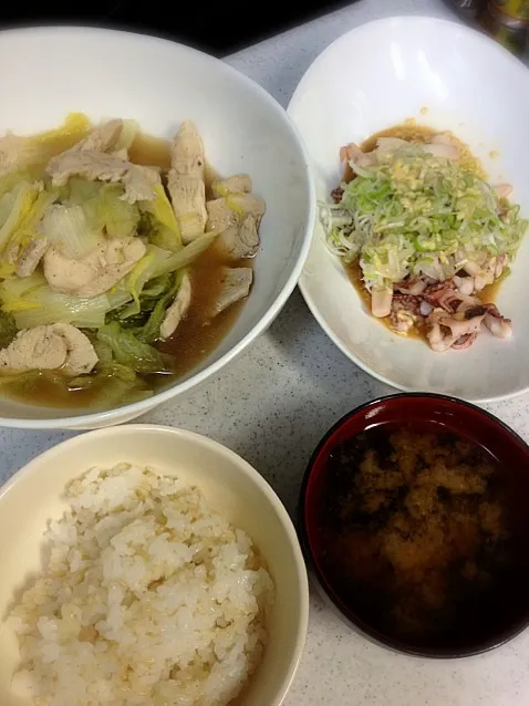 イカとネギのポンマヨがけ、白菜キャベ鳥肉煮、ご飯、ワカメ味噌汁|りささん