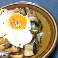 塩豚の豆板醤炒め丼目玉焼きを乗せて|akmaryさん