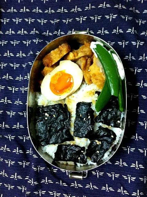 Snapdishの料理写真:唐揚げ、煮卵、スナップエンドウ、のり弁|yokosakさん