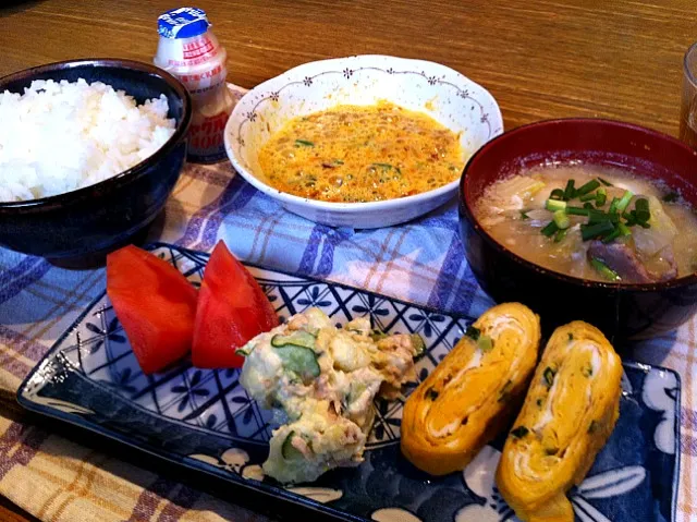 ネギ入り玉子焼き  味噌汁  ツナサラダ  トマト  納豆|高田恵子さん