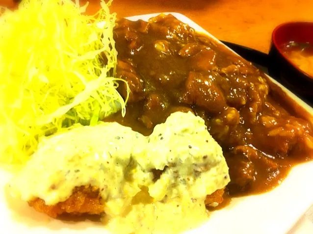 チキン南蛮カレー。タルタルとルーを混ぜて食べるという変わったスタイルだが、、、|もとゆきさん