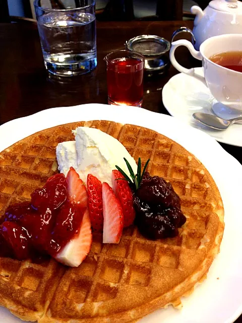 磯淵さんのお店で、いちごワッフルと キャンディ（紅茶）|たゆさん