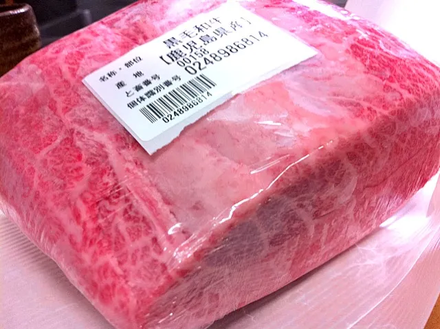 Snapdishの料理写真:【一品推し】今日も肉々しいの入れました。A5ランクの明治屋お墨付き。うちは二子玉川高島屋に入っている明治屋にお世話になっていますが、CP的にかなりお勧めの精肉屋さんです。|金子 雄介さん