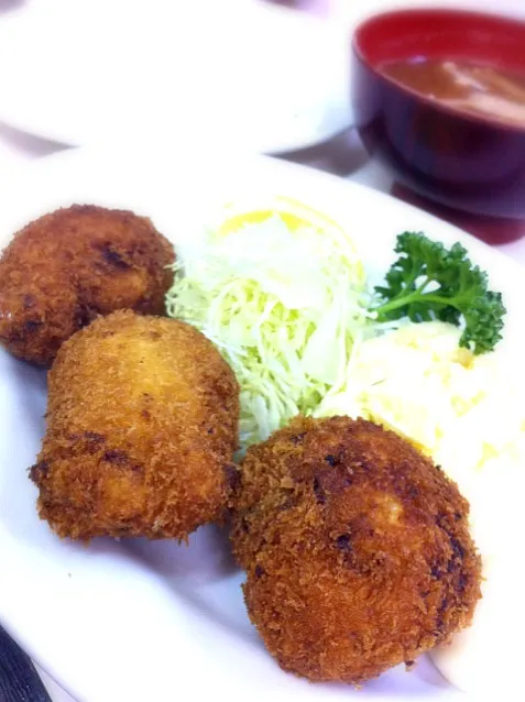 懐かしい感じのカニクリームコロッケ。ご飯とお味噌汁つき。|liccaさん