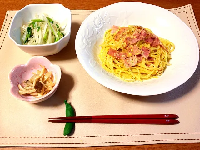 Snapdishの料理写真:晩ご飯。カルボナーラ、大根とせりの春サラダ、エリンギのバター醤油炒め。|himaさん