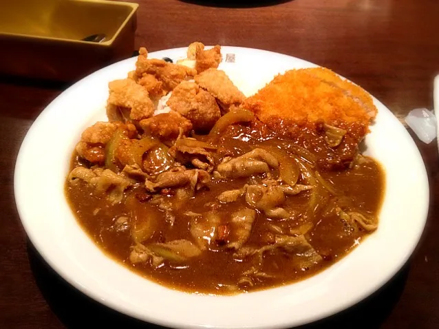 Snapdishの料理写真:ロースカツカレーにフライドチキンと豚しゃふトッピング|Naokiさん