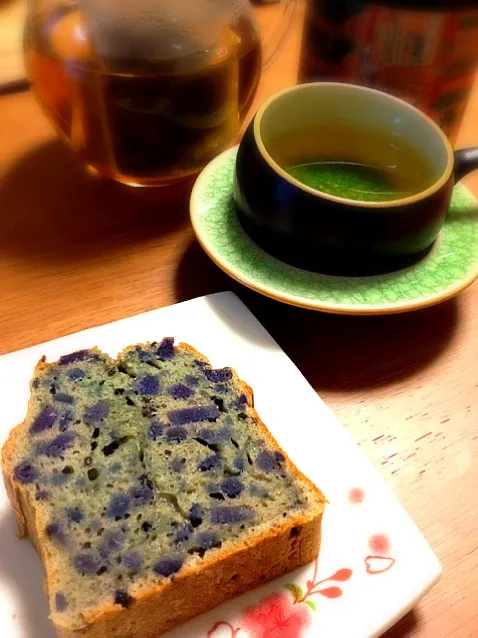 Snapdishの料理写真:早起きスイーツ。紫芋のパウンドケーキ、萬泉烏龍茶。紫芋の色…わー…。キレイじゃなくなった( ；´Д｀) 烏龍茶は横浜中華街で買いました。|himaさん