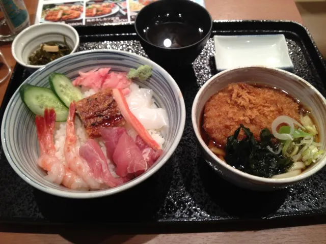 Snapdishの料理写真:日替わりランチ定食。今日は海鮮丼。|Takayuki Sugimotoさん