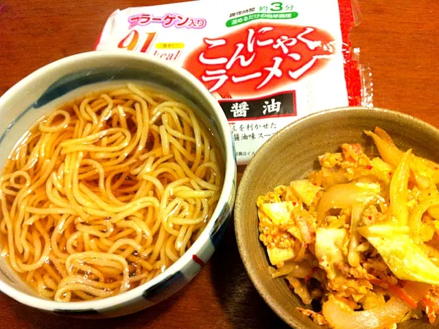 Snapdishの料理写真:ラーメン(仮)と、キムチ炒め野菜|Ayayaさん