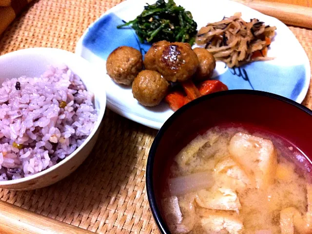 夕飯：雑穀ごはん・大根と薄揚げの味噌汁・肉団子味噌煮風・切干し大根煮・ほうれん草胡麻和え|miyaさん