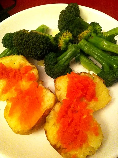 simple baked potatoes with tarako and brocoli  - veggies grown on in-law's farm.  gresy delivered from Hyogo this week.|Sarah Everitt Furuyaさん