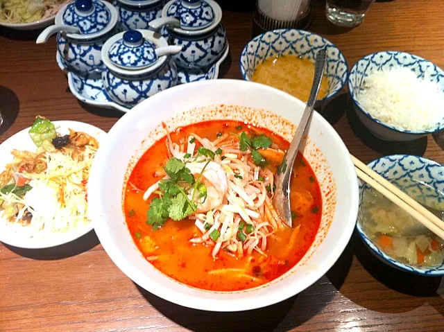 Snapdishの料理写真:トムヤムクンラーメン、ビュッフェで春雨炒め、グリーンカレー、スープ|カオカオさん