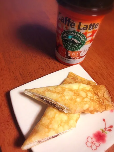 Snapdishの料理写真:早起きスイーツ。生チョコの手巻きクレープ(モンテール)、Caffe Latte ラテ・キャラメリゼ(森永)。|himaさん