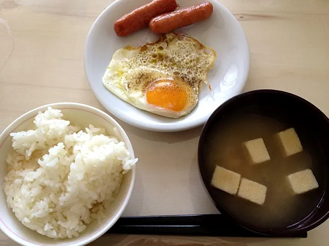 ご飯・味噌汁・目玉焼き|ぬぬ。さん