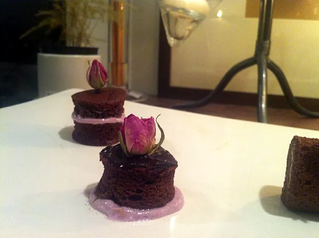 Mini rose and chocolate cake|sumyeeさん