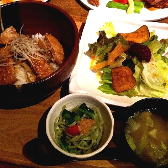 今日は珍しく友達とランチ！桜山豚の豚丼ランチ(^O^)|ramuta mitohiさん