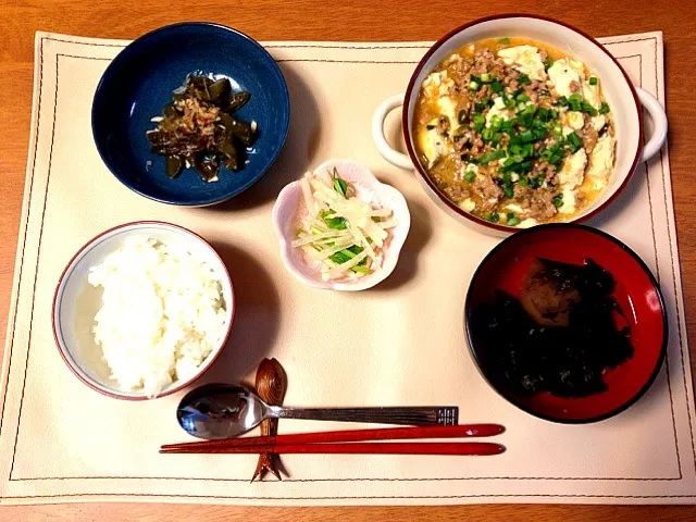 晩ご飯。麻婆豆腐、ピーマンの炒め煮、大根とせりのサラダ、わかめと梅干の中華スープ、ごはん。|himaさん