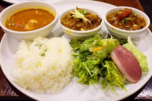 Snapdishの料理写真:笑夢のカレーセット（ベーコンと完熟トマトのインドカレー、海老と舞茸のマサラ、厚揚げ入りキーマカレー）|秋元康宏さん