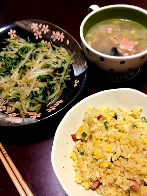 炒飯、豆苗ともやし炒め、白菜・ベーコン・春雨の中華スープ|taichiさん