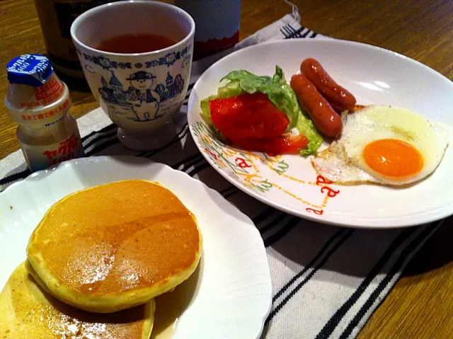 ホットケーキ  目玉焼き  ウィンナー  サラダ|高田恵子さん