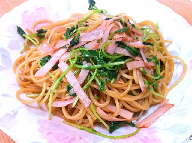 豆苗とベーコンの焼きパスタ|harukaさん