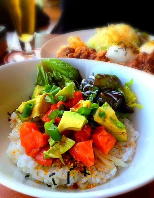 Snapdishの料理写真:サーモン＆アボカド丼(o^^o)ごま油としょうゆベースのタレが激うま💓aloha table 横浜ベイクオーター にて🌺|rinaさん