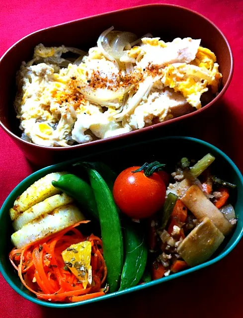 今日のおべんと。親子丼、長芋カレー焼、スナップエンドウ、キャロットラペ、麻婆野菜炒め。キャロットラペと麻婆はアンディエールの。朝ドラを見てから猛ダッシュで職場来たのに今日は遅番でした(´･_･`)|nozomi tsujiさん