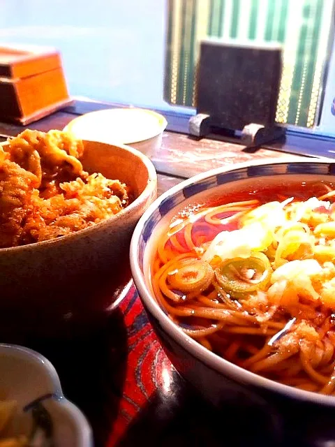 Snapdishの料理写真:天丼と蕎麦のランチセット|塩豚骨さん