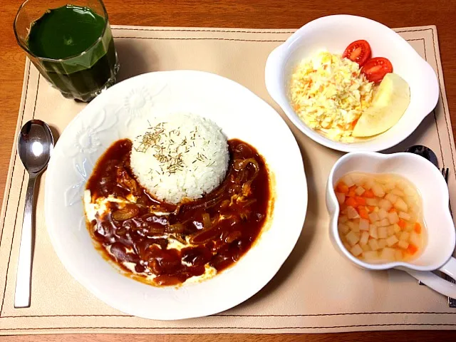 Snapdishの料理写真:晩ご飯。ハヤシライス、野菜コンソメスープ、サラダ、りんご、青汁。 #gohan|himaさん