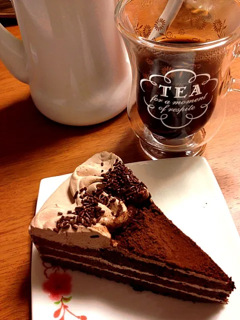 早起きスイーツ。チョコケーキ(yamazaki)、珈琲。ケーキはスーパーのだけどウマー！コップにはteaって書いてあるけど中身は珈琲（笑） #oyatsu|himaさん