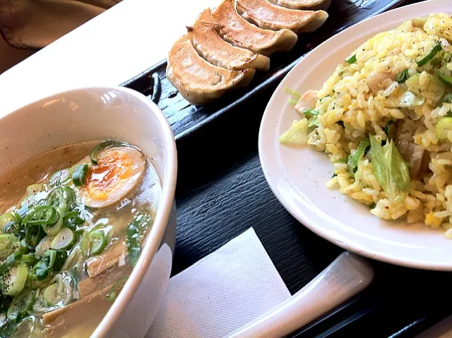 塩ラーメン＋餃子と半チャーハンセット!!いただきまぁす（＾∇＾）|ハムなおさん