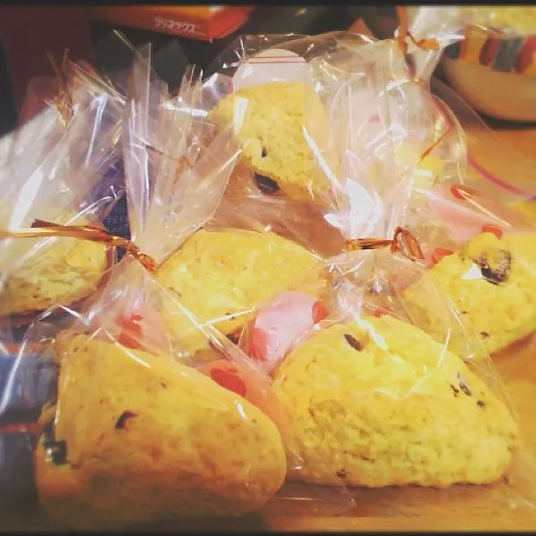 Snapdishの料理写真:chocolate chip scones|Yukakoさん