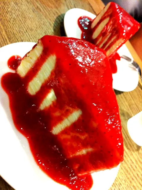 milk crepe strawberry|Issara. 🍴さん