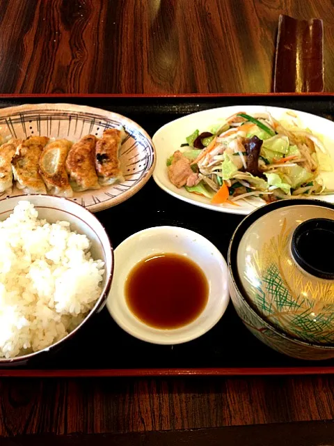 Snapdishの料理写真:野菜炒め餃子定食|Yoku kuu kyaku daさん