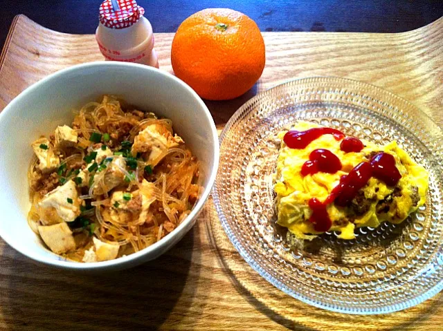 パンじゃなく断然ライス派の長男朝食。昨日の残りで麻婆豆腐春雨丼。お豆腐が小さかったから春雨でかさ増し作戦。味付けもいつもと変えてオイスターソースと甜麺醤ベースにしてみたら好評★オムレツも挽肉入りで挽肉オンパレード♪小学校ではマラソン大会に向けて日々練習中。しっかり食べて元気に走れ～|sakakuraさん