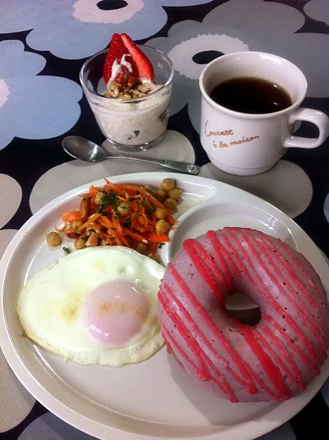 人参サラダとザラメドーナツの朝食|ケイさん